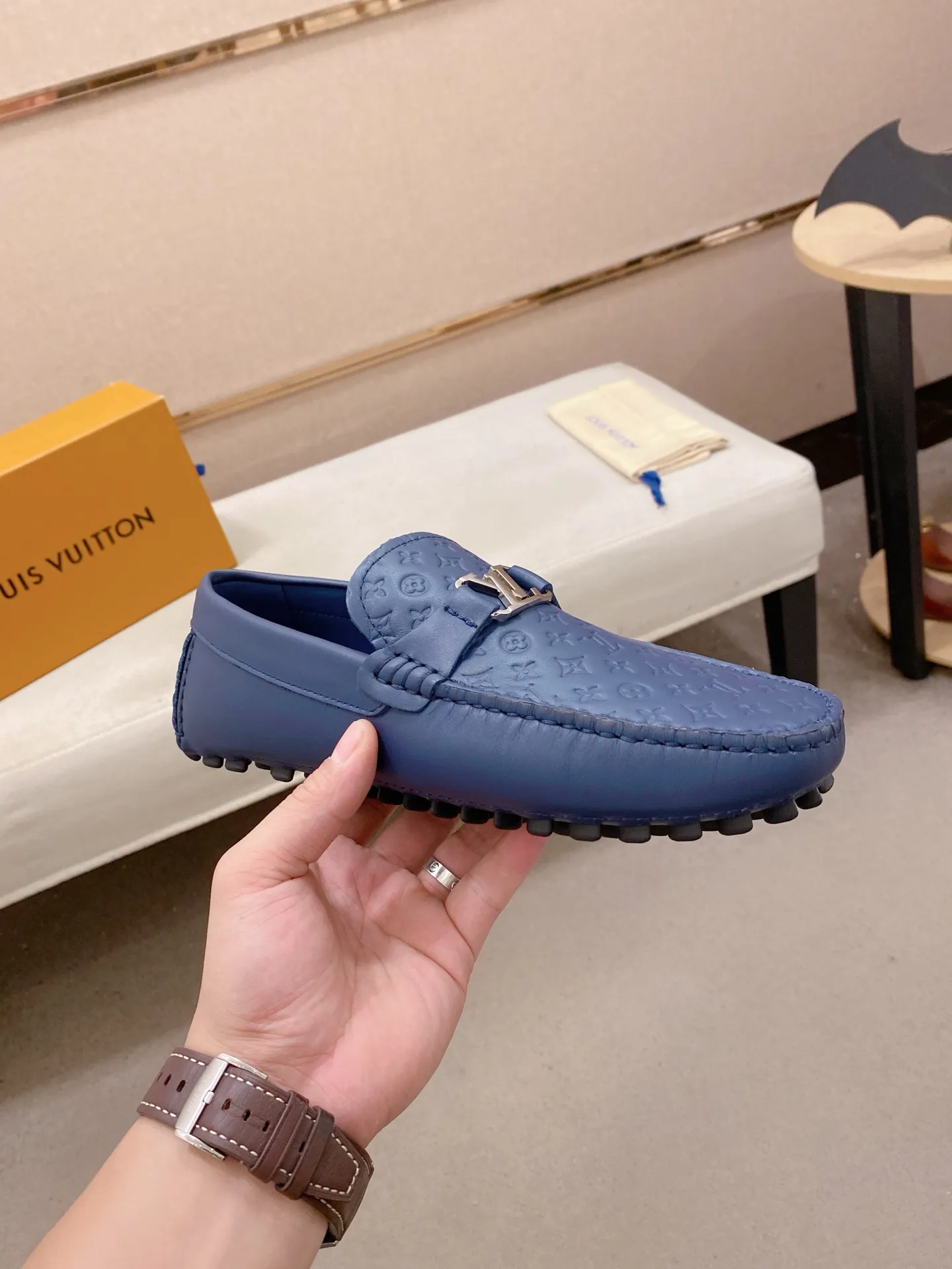 Factory price: 500💰High-end quality! LV 🆕🆕Exclusive hot-selling products in stock🔥🔥New products on the shelves, high-quality Ferragamo men's pea shoes, high-end casual driving shoes, with complete packaging! 💪 💪 Material: imported first-layer cowhide 🐂 + imported high-quality buffalo leather lining + wear-resistant outsole 👍🏻👍🏻 Features: high-end and comfortable, purely handmade 🚀 🚀 Create the perfect shoes that suit you best 🔥 🔥 Size: (38-44) 45 standard size can be customized!